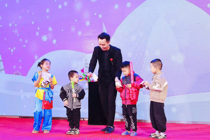  Các em nhỏ thích thú tham gia giao lưu và nhận quà Noel.