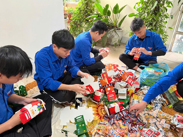  Các bạn trẻ chăm chút từng phần quà Giáng sinh để trao tặng trẻ em và người có hoàn cảnh khó khăn. 
