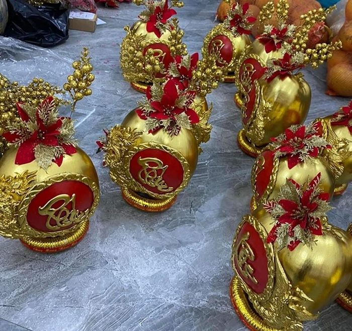 Thông thường, dừa dát vàng bán theo cặp (2 trái) hoặc theo bộ 3 trái, hoặc 4 trái tùy theo thông điệp, chữ viết trên mỗi trái dừa. Ảnh: FB Thùy Trangg Trần