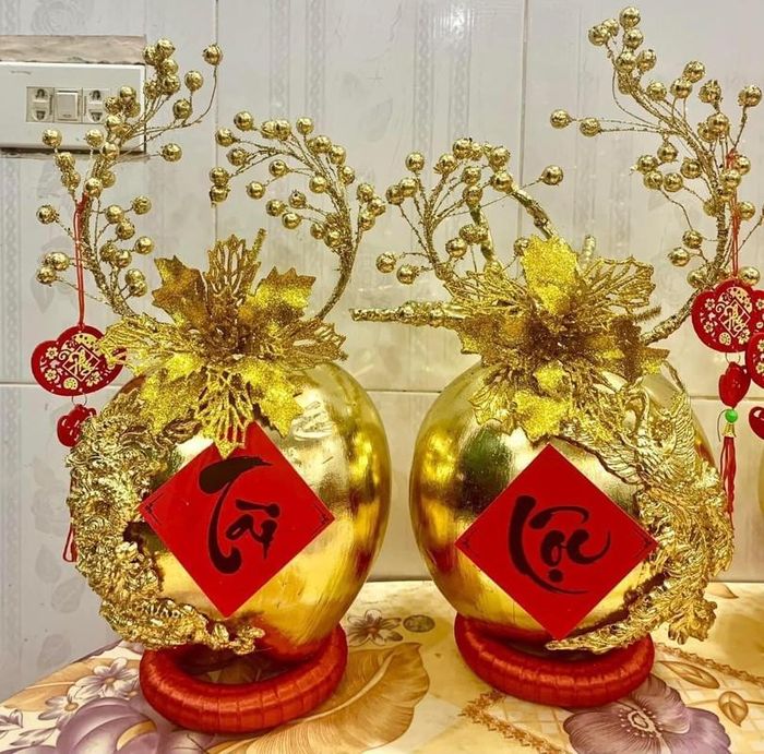 Để làm ra những quả dừa dát vàng đẹp mắt, hút khách, khâu chọn dừa rất quan trọng. Ảnh: Facebook