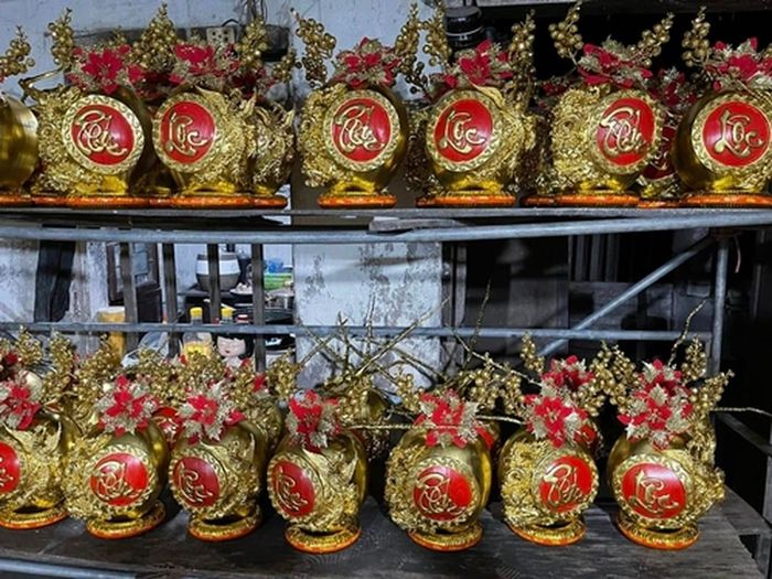 Những trái dừa dát vàng size nhỏ giá từ 200.000 - 300.000 đồng/cặp, dừa size lớn giá 500.000 đồng/cặp. Ảnh: FB Thùy Trangg Trần