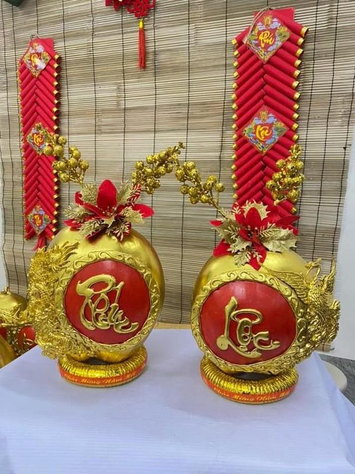 Mỗi trái dừa phải tròn bóng, nặng nước, đủ già không đứt cuống, không rỉ nước, cứng cáp và chưng được lâu trong dịp Tết. Ảnh: FB Thùy Trangg Trần