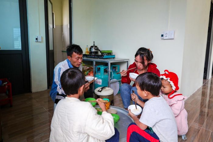 Người dân thôn Kho Vàng hạnh phúc trong bữa cơm đầu tiên tại căn nhà mới.