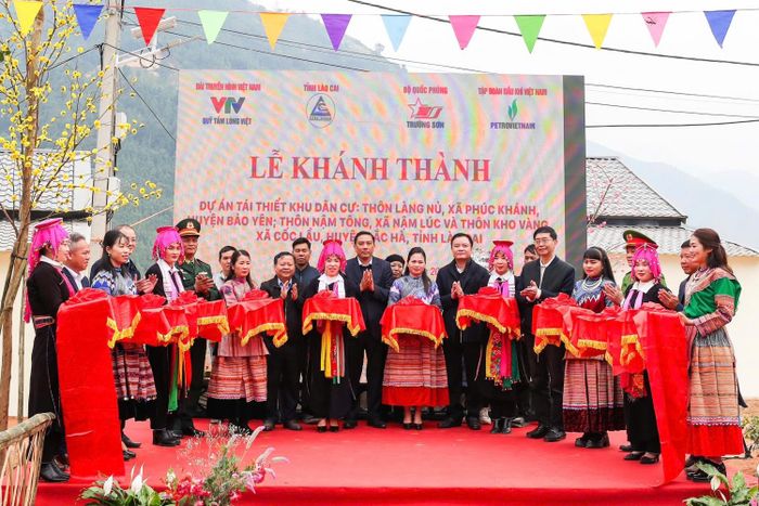 Đại diện Lãnh đạo Petrovietnam tham gia cắt băng Khánh thành Dự án tái thiết khu dân cư thôn Kho Vàng.
