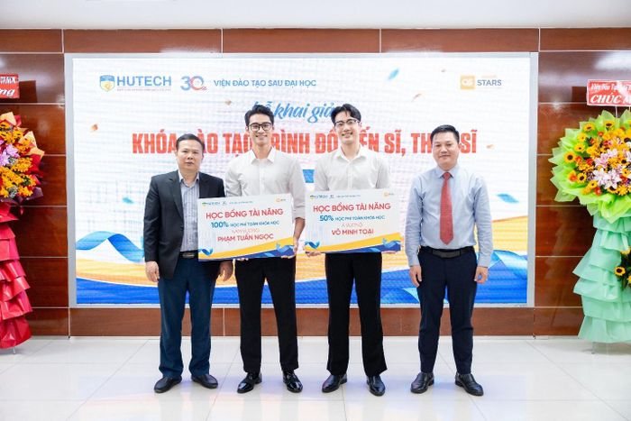  HUTECH trao tặng học bổng tài năng cho Nam vương và Á vương 1 Mr World Vietnam 2024. Ảnh: HUTECH