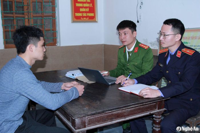 Cơ quan chức năng làm việc với Phạm Đăng Mạnh. Ảnh: Văn Hậu