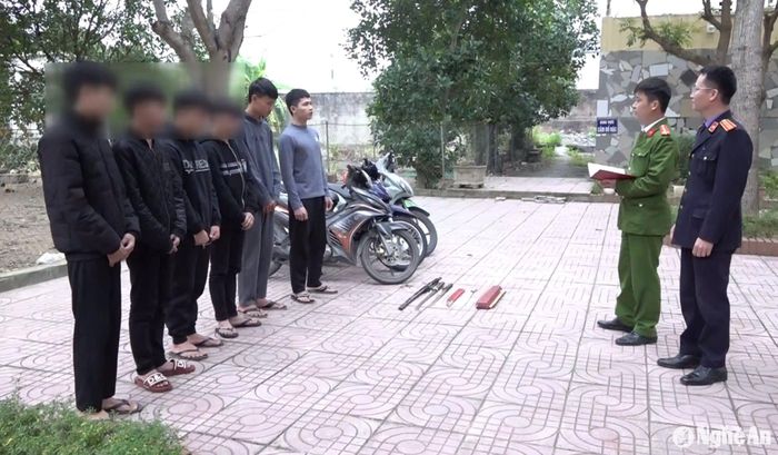 Các đối tượng cùng tang vật tại cơ quan công an. Ảnh: Hồng Hạnh