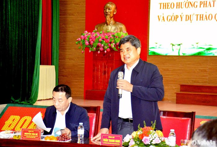 Thứ trưởng Bộ Nông nghiệp và Phát triển nông thôn nêu quan điểm trong xây dựng NTM kiểu mẫu về phát triển văn hóa gắn với du lịch tại huyện Nam Đàn. Ảnh: Xuân Hoàng