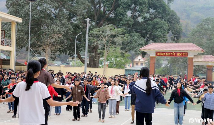 Hoạt động ngoài giờ lên lớp của học sinh Trường THCS thị trấn Mường Xén (Kỳ Sơn). Ảnh: Mỹ Hà