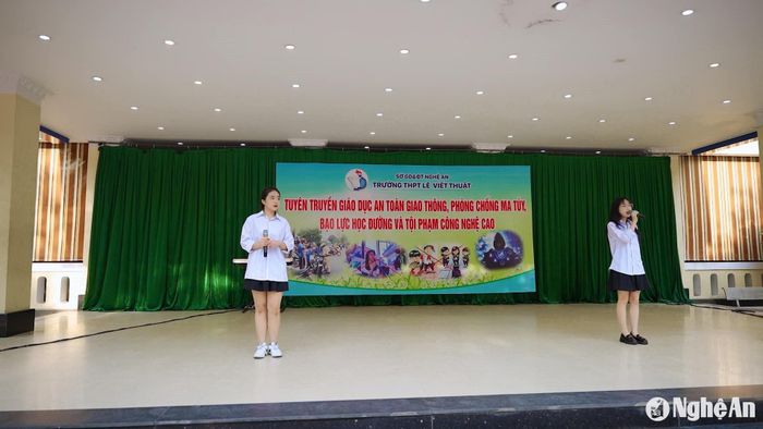Buổi tuyên truyền về phòng, chống bạo lực học đường của học sinh Trường THPT Lê Viết Thuật. Ảnh: NTCC