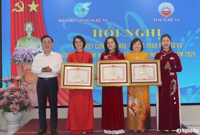 Trao Bằng khen Thủ tướng Chính phủ cho 3 cán bộ cơ quan chuyên trách Hội LHPN tỉnh vì đã có thành tích xuất sắc trong công tác Hội và phong trào phụ nữ. Ảnh: Thanh Quỳnh