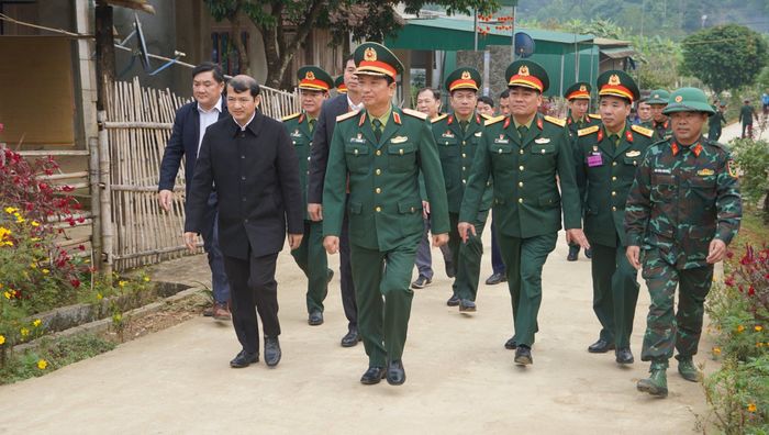 Đoàn công tác Quân khu 4 do Trung tướng Hà Thọ Bình - Tư lệnh Quân khu 4 làm trưởng đoàn cùng lãnh đạo huyện Con Cuông kiểm tra công tác dã ngoại thực hiện công tác dân vận ở cơ sở của lực lượng vũ trang. Ảnh: Bá Hậu
