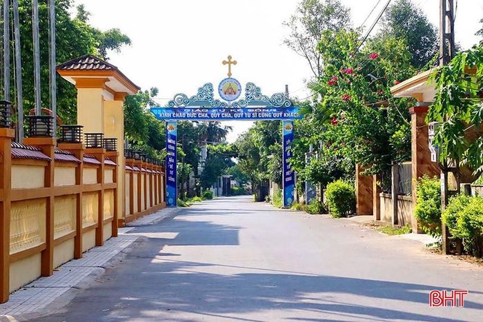 Nhờ nỗ lực chung tay xây dựng, nhiều xứ đạo Hà Tĩnh ngày càng khang trang, no ấm. Trong ảnh: Một góc nông thôn mới xứ đạo thôn Tân Đông (xã Nam Điền, Thạch Hà). 