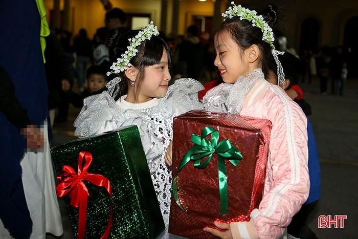  Noel là lúc trẻ em chờ đợi những món quà ý nghĩa. 