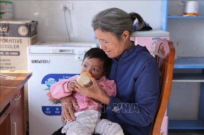 Sơ Nguyễn Thị Hiên, người sáng lập Nhà tình thương Thánh Vinh Sơn Phao Lô chăm sóc cho em nhỏ.