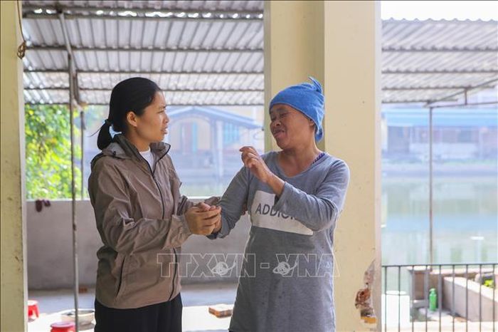 Sơ Hoàng Thị Hằng chăm sóc cụ bà bị câm điếc, mù lòa.