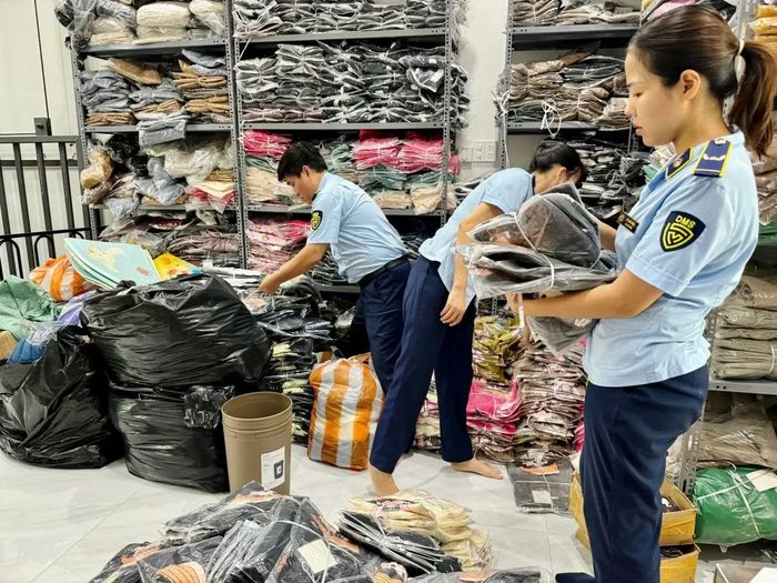 Quản lý thị trường đẩy mạnh kiểm tra, kiểm soát thị trường. Ảnh: Tiểu Yến