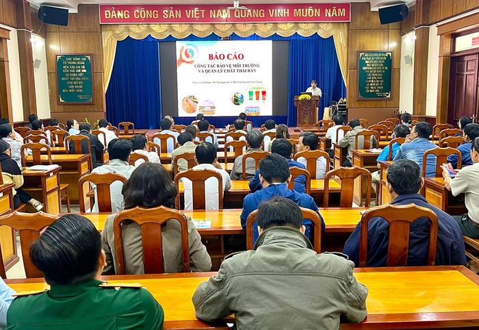 Đại biểu tham dự Hội nghị tuyên truyền công tác bảo vệ môi trường