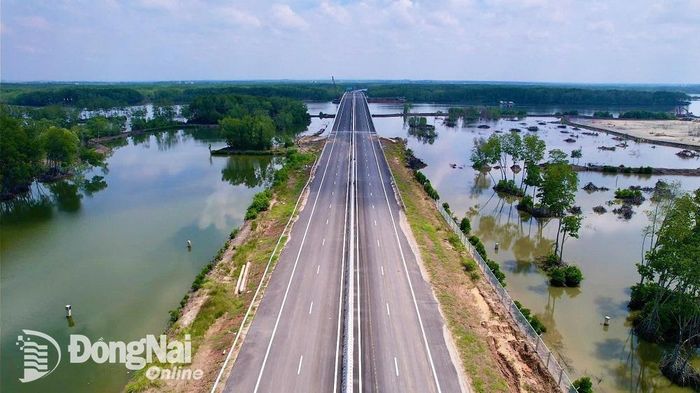 Thủ tướng Chính phủ yêu cầu hoàn thành Dự án đường cao tốc Bến Lức - Long Thành cùng thời điểm với Sân bay Long Thành trước ngày 31-12-2025. Ảnh: Phạm Tùng