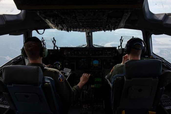 Đại úy Tyler Ludwig và phi công phụ, Trung úy Jonathan Ketron, lái máy bay chở hàng C-17 trên bầu trời Bắc Carolina trong quá trình thử nghiệm hệ thống dẫn đường từ tính AQNav, ngày 22/2/2024