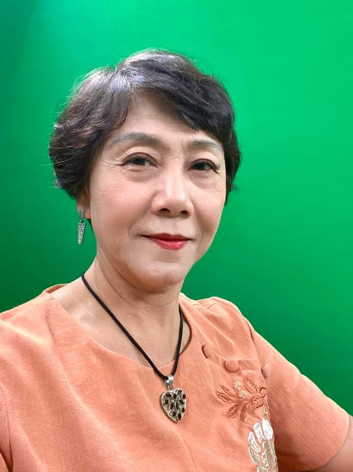 * Là một nhà khoa học và một nhà giáo, điều này có lẽ đã giúp bà chuyển tải những điều mình muốn nói một cách giản dị, dễ hiểu và mạch lạc trong những trang văn?