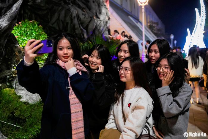 Đây là dịp để các bạn trẻ có thêm những bức ảnh ý nghĩa. Ảnh: Đức Anh
