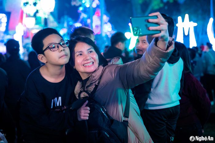 Mẹ con cùng selfie. Ảnh: Đức Anh
