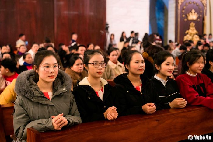 Tất cả cùng chờ đợi đến giờ Cha xứ làm lễ. Ảnh: Đức Anh