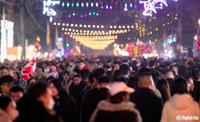 Biển người đổ về nhà thờ lớn nhất thành Vinh trong đêm Noel. Ảnh: Đức Anh