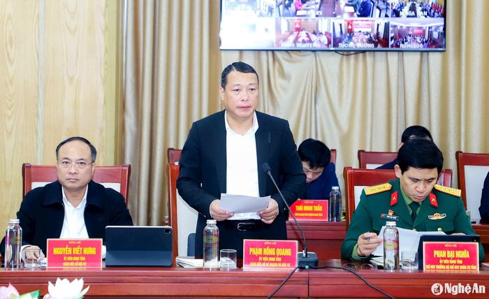 Giám đốc Sở Kế hoạch và Đầu tư Phạm Hồng Quang báo cáo hình phát triển kinh tế - xã hội tháng 12 và năm 2024, kế hoạch, nhiệm vụ quý I năm 2025. Ảnh: Phạm Bằng