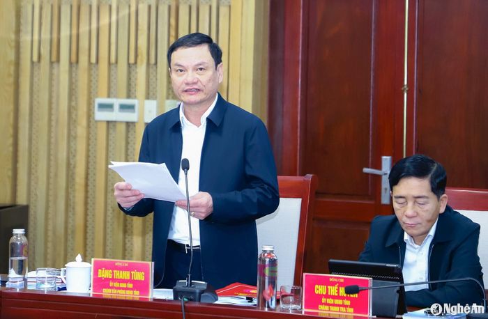 Chánh Văn phòng UBND tỉnh Đặng Thanh Tùng báo cáo tình hình thực hiện kết luận của Lãnh đạo UBND tỉnh và tổng hợp nhật ký tham mưu xử lý công việc của các sở, ngành, địa phương. Ảnh: Phạm Bằng