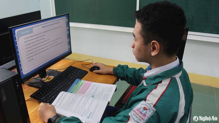 Trong quá trình học, Bảo rất cẩn thận, chỉn chu từng câu lệnh để hạn chế tối đa các sai sót. Ảnh: Hồng Diện