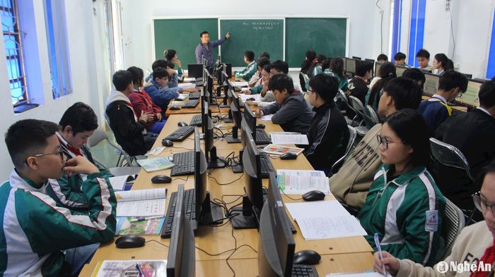 Thầy Dũng là người truyền lửa cho Bảo và nhiều em học sinh khác đam mê với Tin học. Ảnh: Hồng Diện