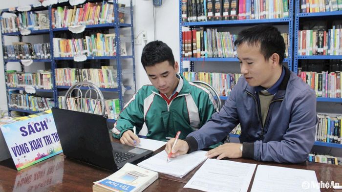 Thầy giáo Vũ Văn Dũng luôn đồng hành trau dồi tri thức môn Tin học cho Dũng trong quá trình học tập. Ảnh: Hồng Diện