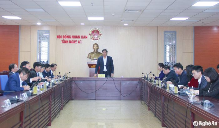 Đồng chí Hoàng Nghĩa Hiếu - Phó Bí thư Thường trực Tỉnh ủy, Chủ tịch HĐND tỉnh chủ trì phiên họp. Ảnh: Mai Hoa
