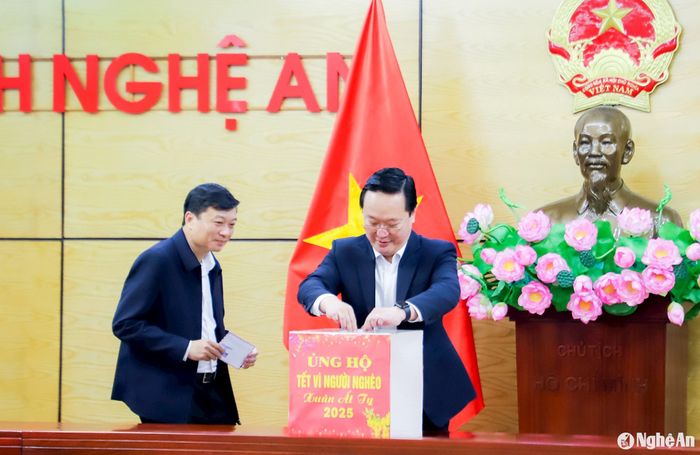 Đồng chí Nguyễn Đức Trung - Bí thư Tỉnh ủy, Chủ tịch UBND tỉnh, cùng các đồng chí Phó Chủ tịch UBND tỉnh ủng hộ Tết Vì người nghèo Xuân Ất Tỵ 2025. Ảnh: Phạm Bằng