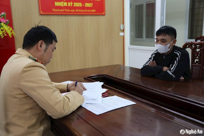 Cán bộ Đội CSGT-TT, Công an thành phố Vinh làm việc với Cù Minh Hùng. Ảnh: Phạm Thủy