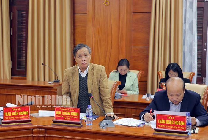 Phó Giáo sư, Tiến sỹ Bùi Xuân Đính, Viện Dân tộc học, Viện Hàn lâm Khoa học xã hội Việt Nam phát biểu tại hội thảo.