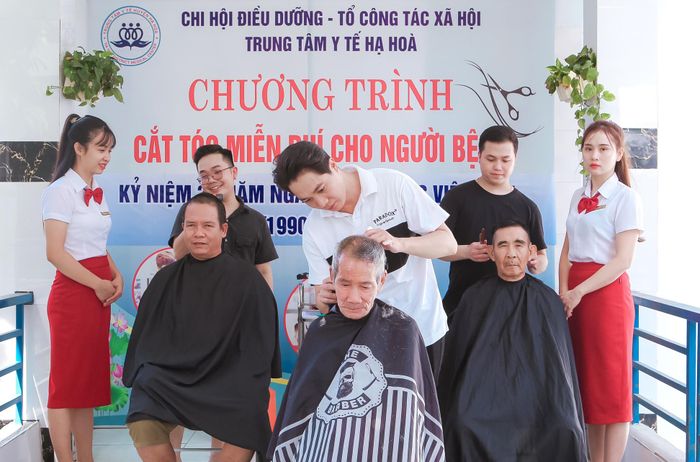 TTYT huyện Hạ Hòa thường xuyên tổ chức các hoạt động an sinh xã hội như: Tư vấn sức khỏe, khám bệnh, cấp phát thuốc miễn phí; cắt tóc miễn phí...