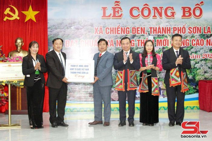 Lãnh đạo Thành phố trao quà của Thành ủy, HĐND, UBND và Ủy ban MTTQ Việt Nam tỉnh tặng xã Chiềng Đen.
