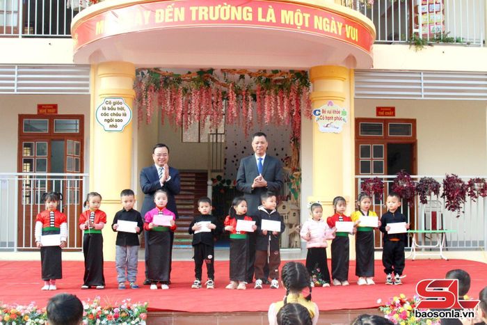 Đồng chí Phó Chủ tịch UBND tỉnh và Bí thư Thành ủy tặng quà học sinh có hoàn cảnh khó khăn.