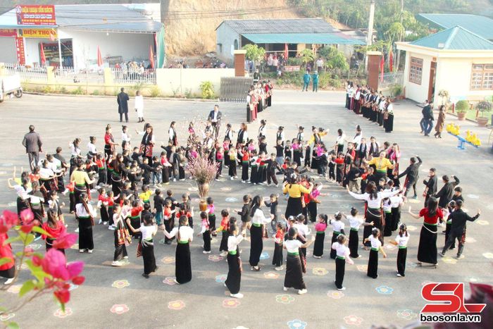Đại biểu và cô, trò Trường Mầm non xã Chiềng Đen tham gia vòng xòe đoàn kết.