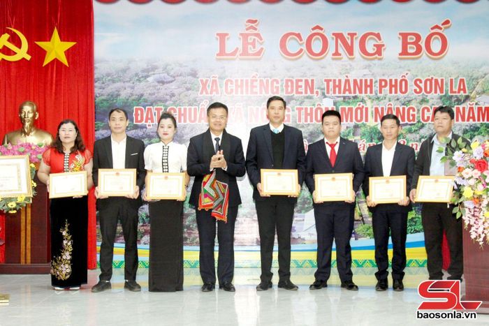 Lãnh đạo Thành phố trao giấy khen các cá nhân.
