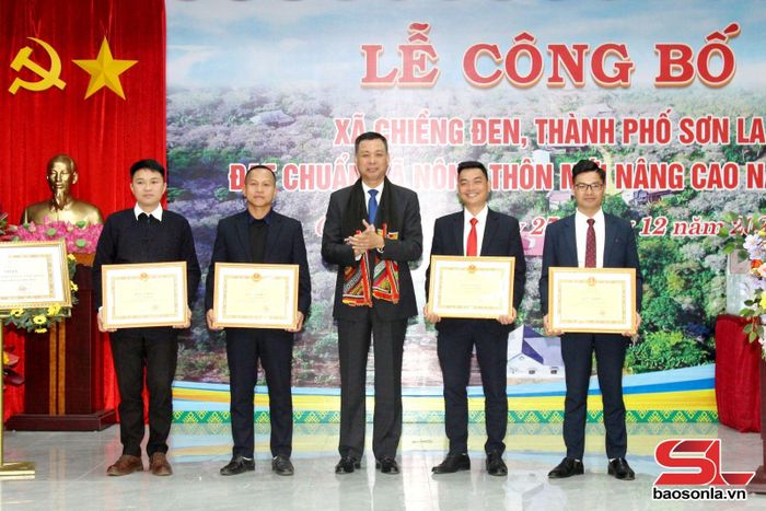 Đồng chí Phó Chủ tịch UBND tỉnh trao bằng khen cho các tập thể, cá nhân.