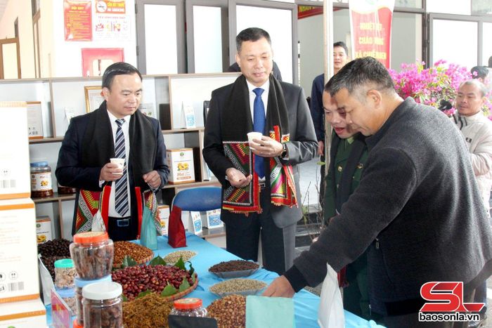 Các đại biểu thăm quan gian trưng bày các sản phẩm nông sản địa phương.