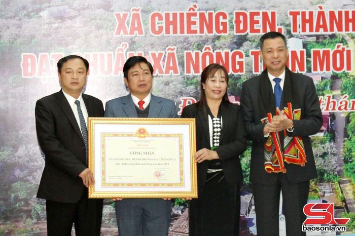 Đồng chí Phó Chủ tịch UBND tỉnh trao Bằng công nhận xã Chiềng Đen, Thành phố, đạt chuẩn xã nông thôn mới nâng cao.
