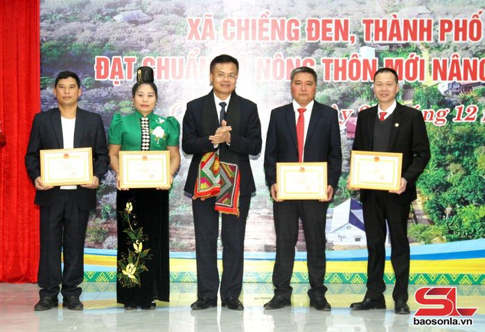 Lãnh đạo Thành phố trao giấy khen các tập thể.