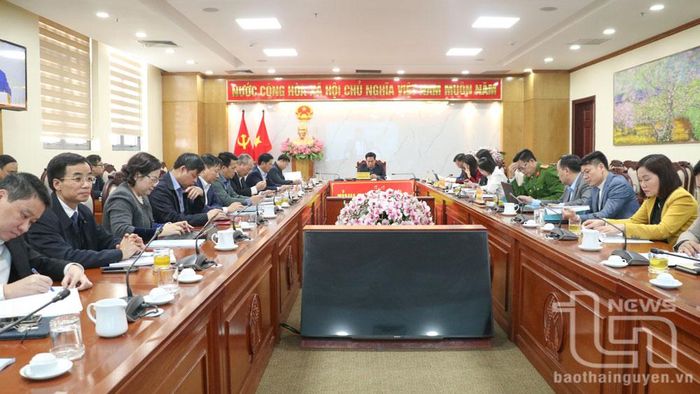 Đồng chí Lê Quang Tiến, Phó Chủ tịch UBND tỉnh, cùng lãnh đạo các sở, ban, ngành tham dự Hội nghị tại điểm cầu Thái Nguyên.