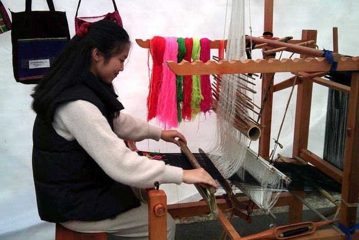 Khung cửi truyền thống dệt thổ cẩm.