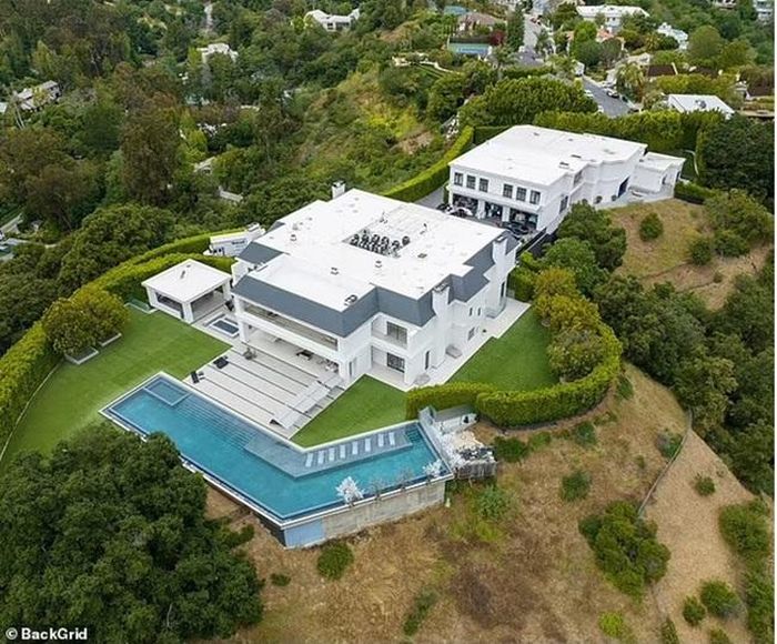 Ben Affleck và Jennifer Lopez đã niêm yết ngôi nhà hôn nhân trị giá 68 triệu USD của họ ở Beverly Hills vào tháng 5 — một năm sau khi mua nó với giá 60 triệu USD
